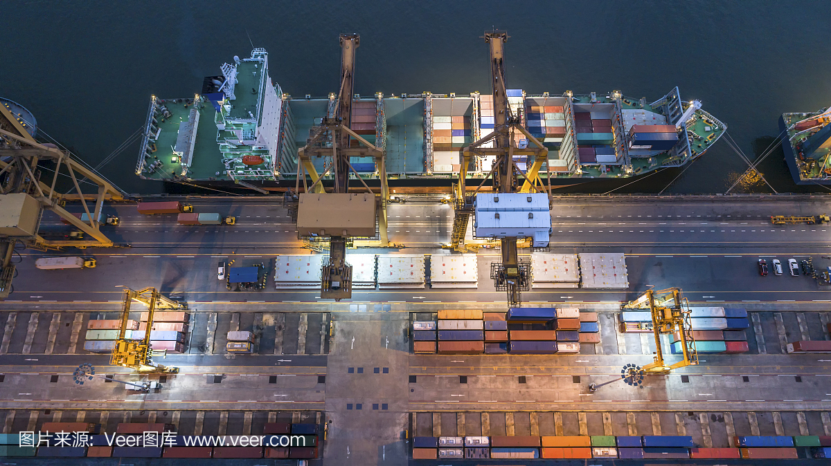 集装箱货轮和货机夜间工作桥在船厂的物流和运输,物流进出口和运输行业背景