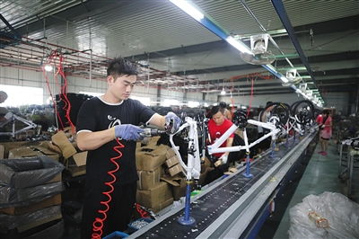 风口后的单车小镇 商铺大量关闭 马路两边堆满单车